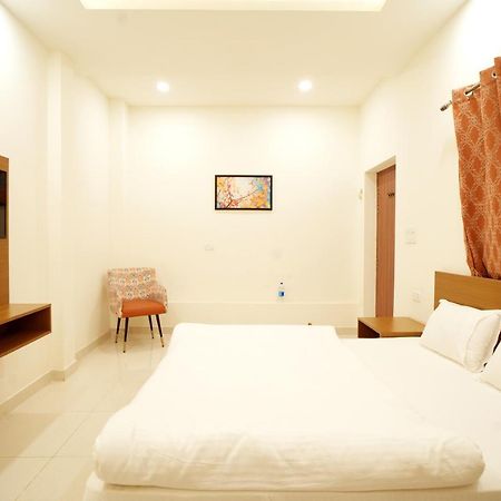 Apoorva Guest House Ayodhya Buitenkant foto
