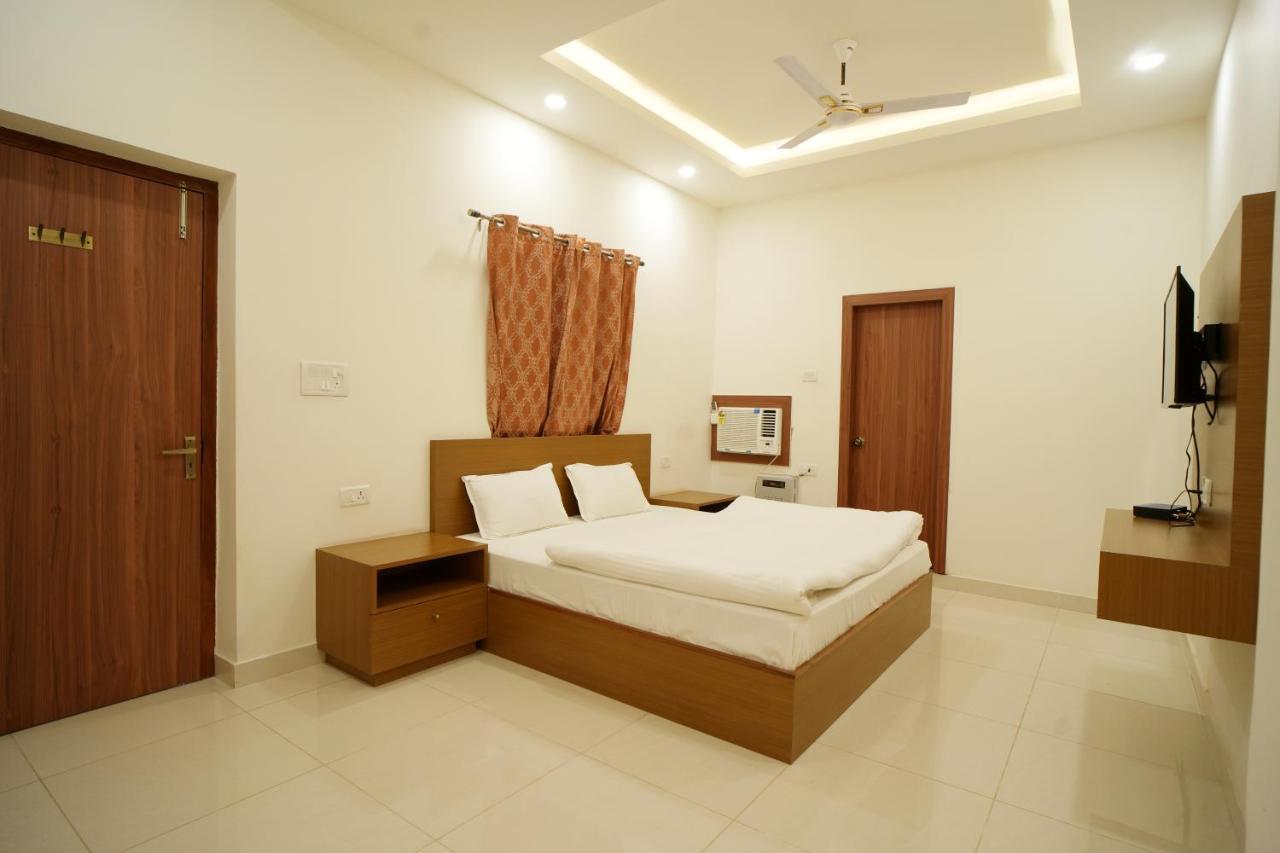 Apoorva Guest House Ayodhya Buitenkant foto
